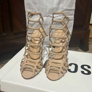 Schutz leather sandal in nude color.